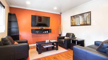 Suite, 1 King Bed with Sofa bed, Non Smoking, Refrigerator & Microwave | Premium bedding, pillow-top beds, in-room safe, desk