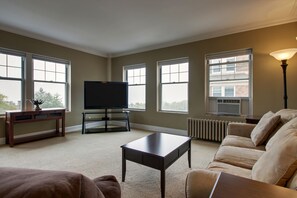 Deluxe Suite, 1 Bedroom, Lake View | Living area