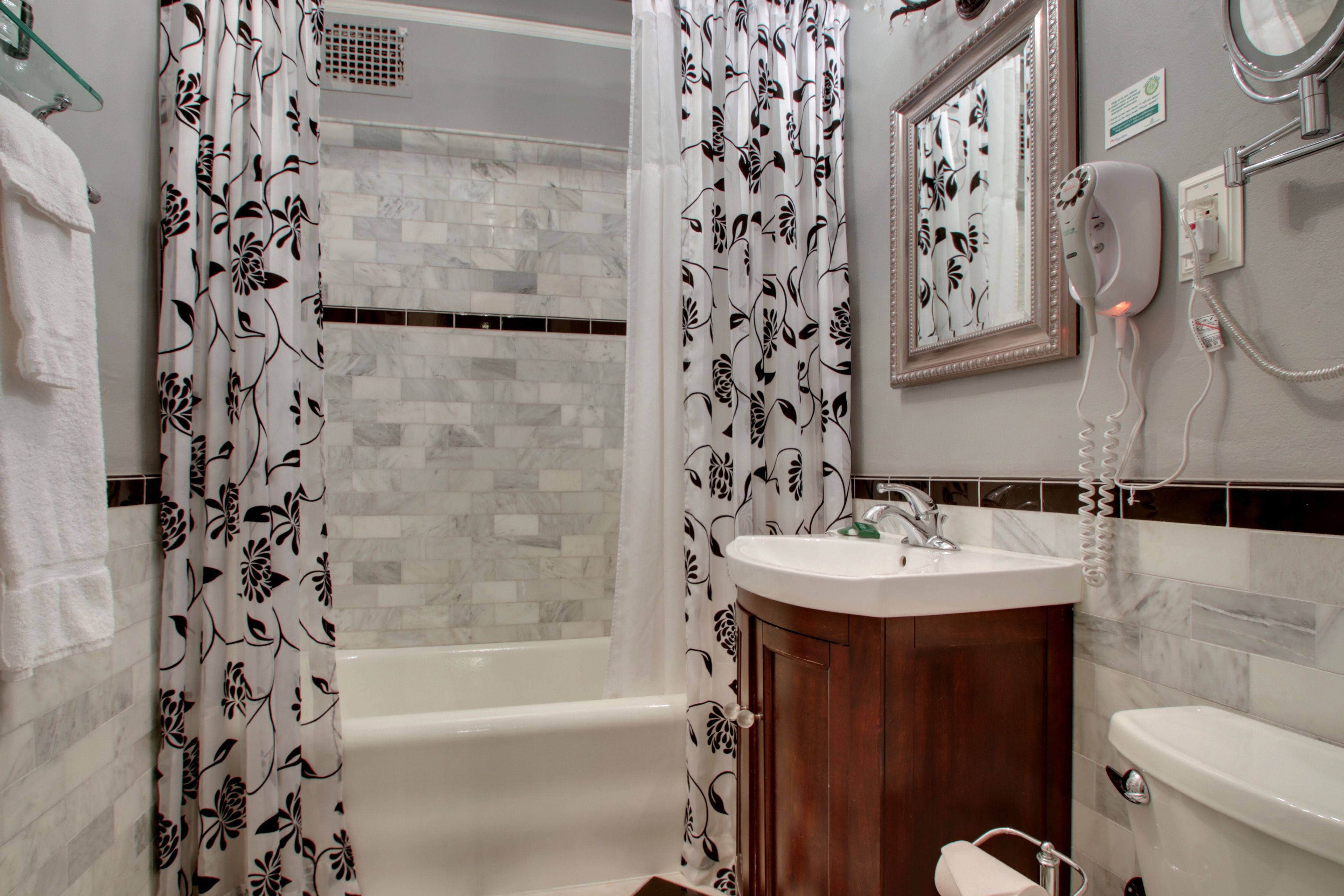 Executive suite, 2 slaapkamers, uitzicht op de stad | Badkamer | Een bad/douchecombinatie, gratis toiletartikelen, een haardroger