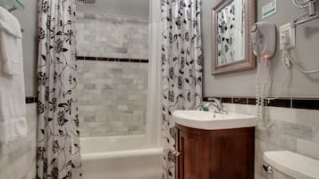 Executive suite, 2 slaapkamers, uitzicht op de stad | Badkamer | Een bad/douchecombinatie, gratis toiletartikelen, een haardroger