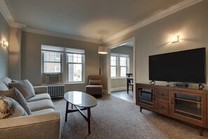 Deluxe Suite, 1 Bedroom, City View | Living area