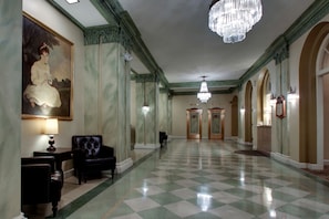 Interior - The Knickerbocker on the Lake (Milwaukee)