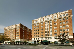 Front of property - The Knickerbocker on the Lake (Milwaukee)