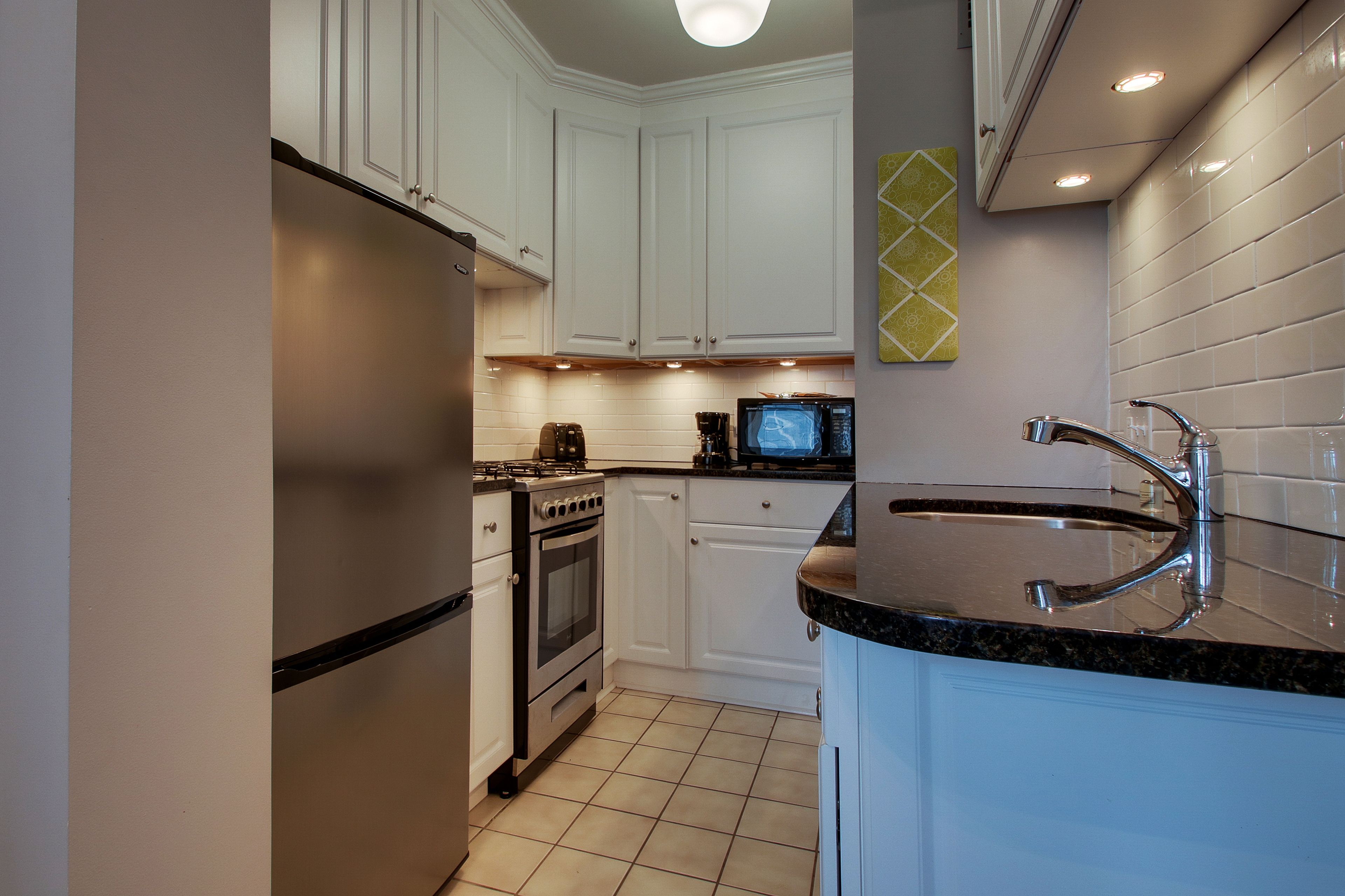 deluxe suite, 1 bedroom, city view | private kitchen | fridge, microwave, stovetop, coffee/tea maker