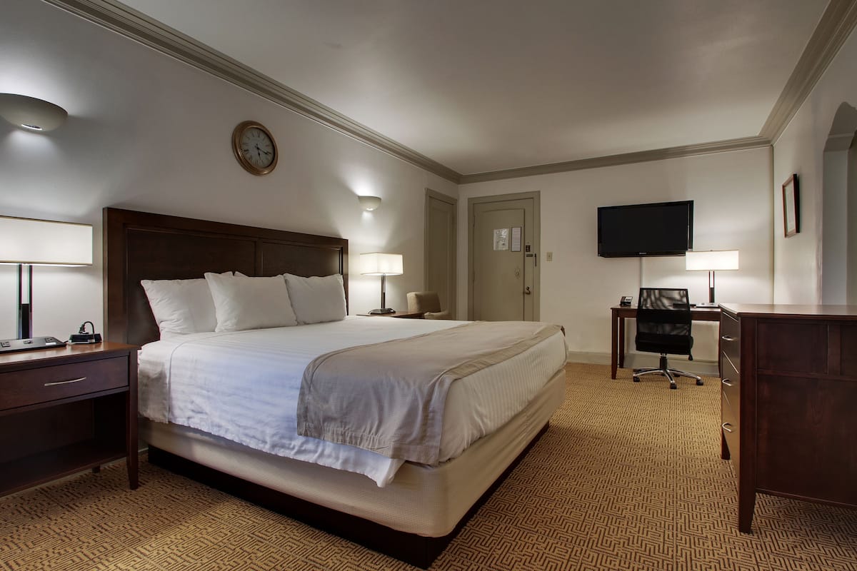 Junior Suite | Desk, iron/ironing board, free WiFi, bed sheets