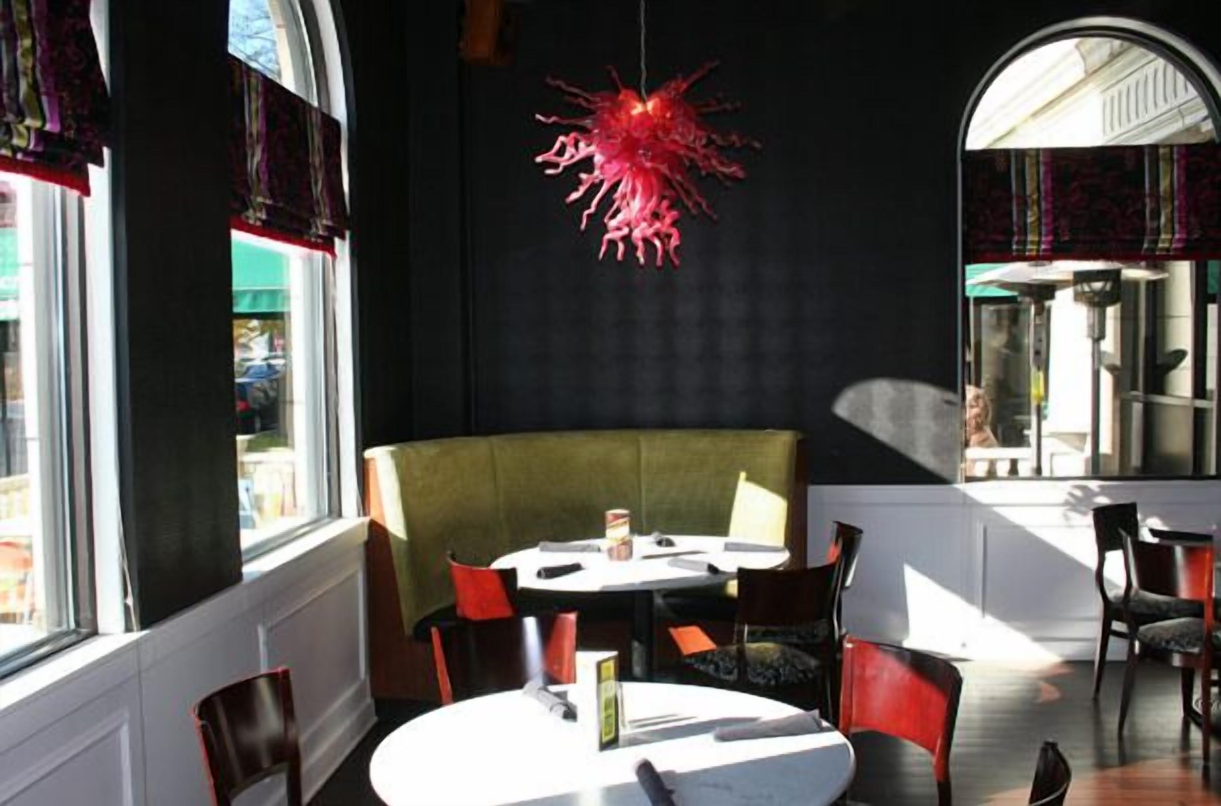 lunch, dinner, brunch served; american cuisine, al fresco dining