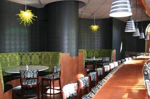 Bar (on property) - The Knickerbocker on the Lake (Milwaukee)