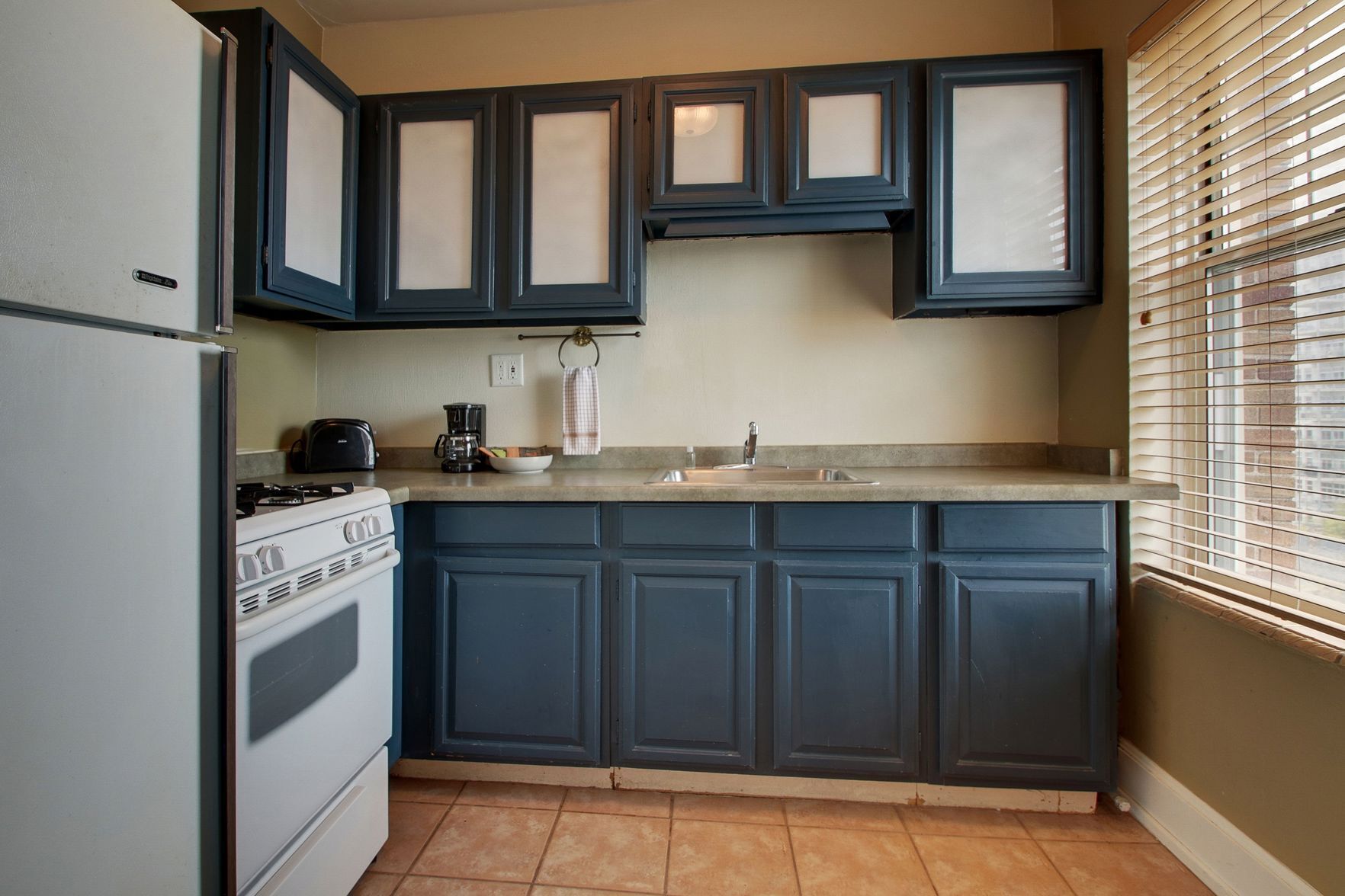 Private kitchen | Fridge, microwave, stovetop, coffee/tea maker