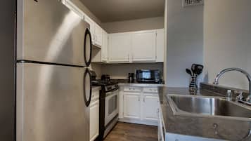 Suíte luxo, 1 quarto, vista para a cidade | Cozinha privada | Geladeira, micro-ondas, cooktop, cafeteira/chaleira