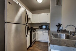 Deluxe Suite, 1 Bedroom, City View | Private kitchen