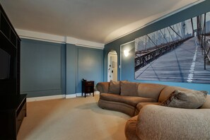 Deluxe Suite, 1 Bedroom, City View | Living area