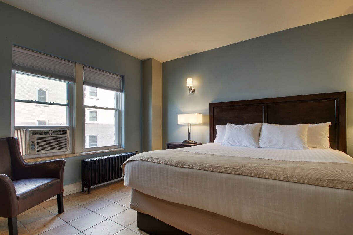 Premium bedding, desk, iron/ironing board, WiFi (free)