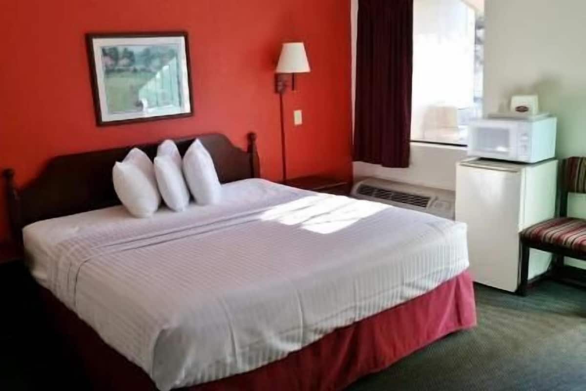 Pillowtop beds, desk, iron/ironing board, free WiFi