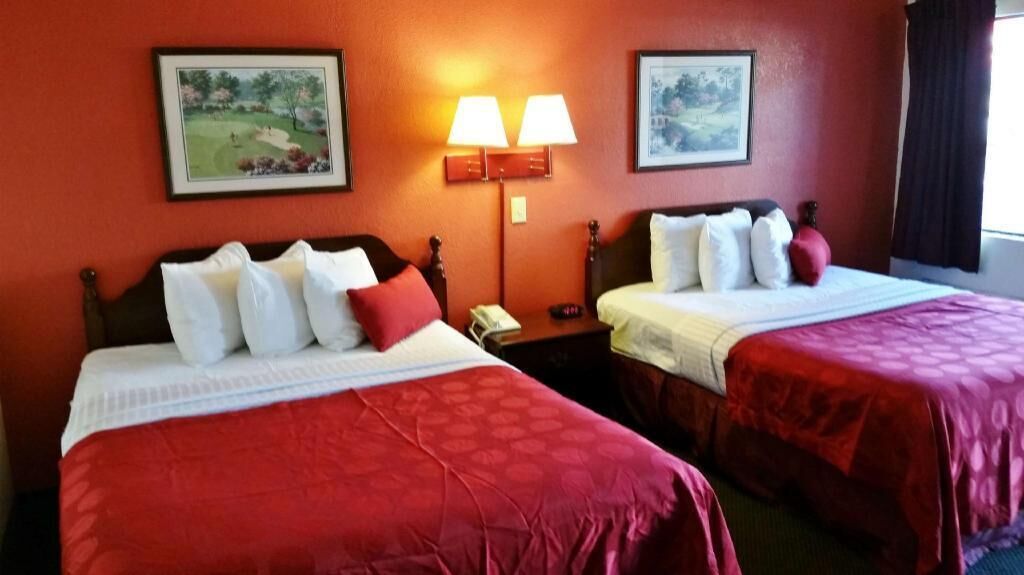 Pillowtop beds, desk, iron/ironing board, free WiFi