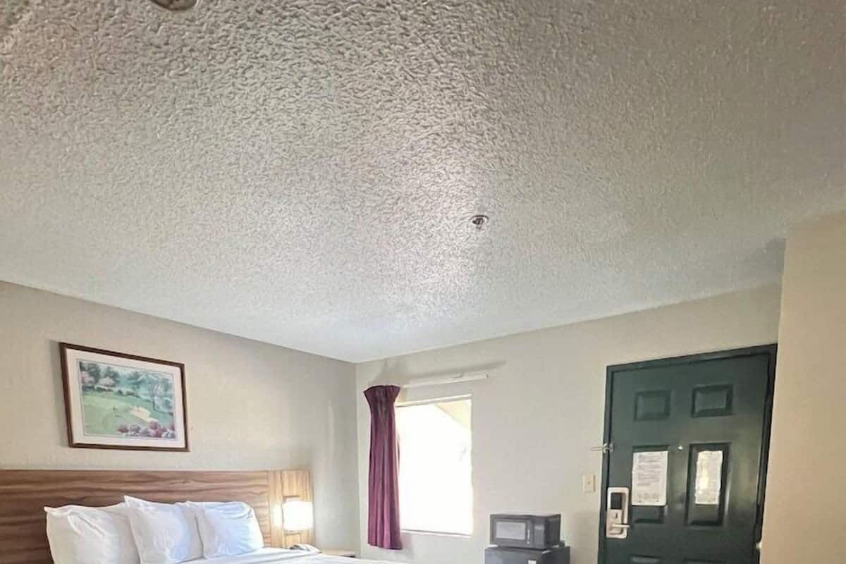 Pillowtop beds, desk, iron/ironing board, free WiFi
