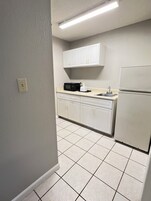 Rúm með „pillowtop“-dýnum, skrifborð, straujárn/strauborð