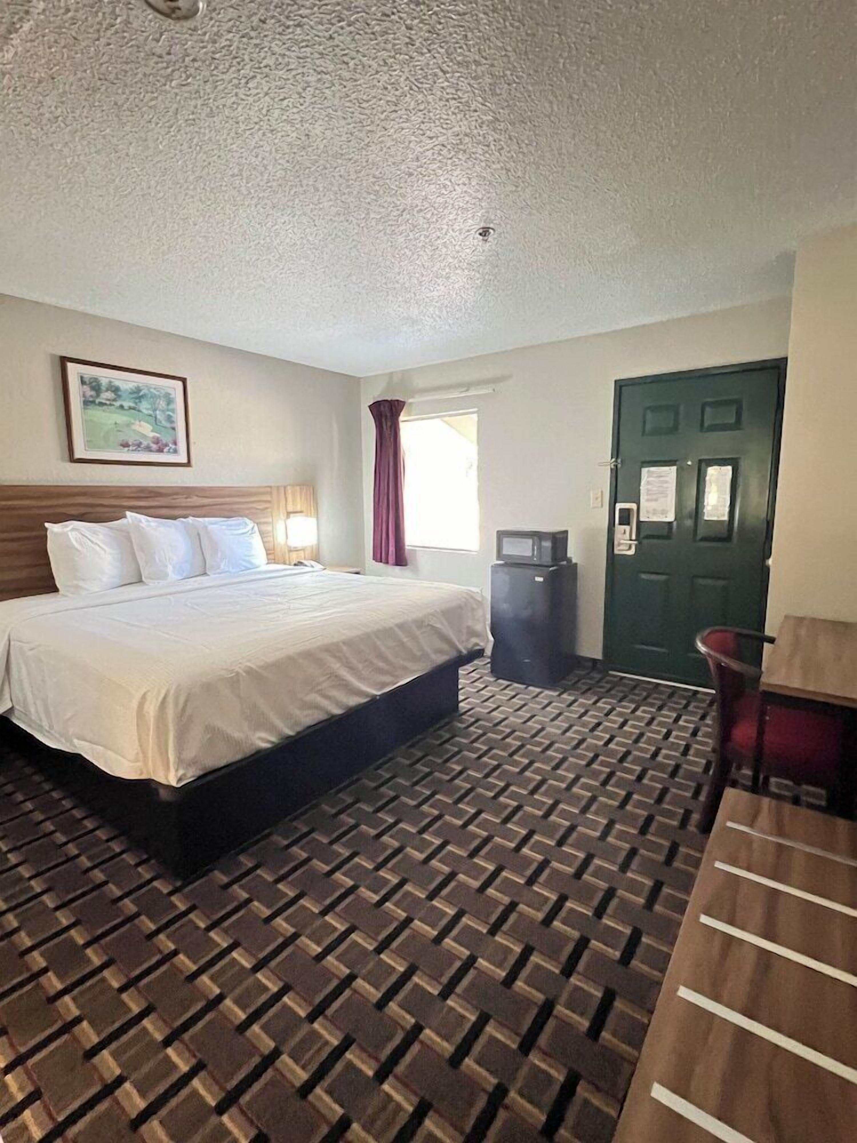 Pillowtop beds, desk, iron/ironing board, free WiFi