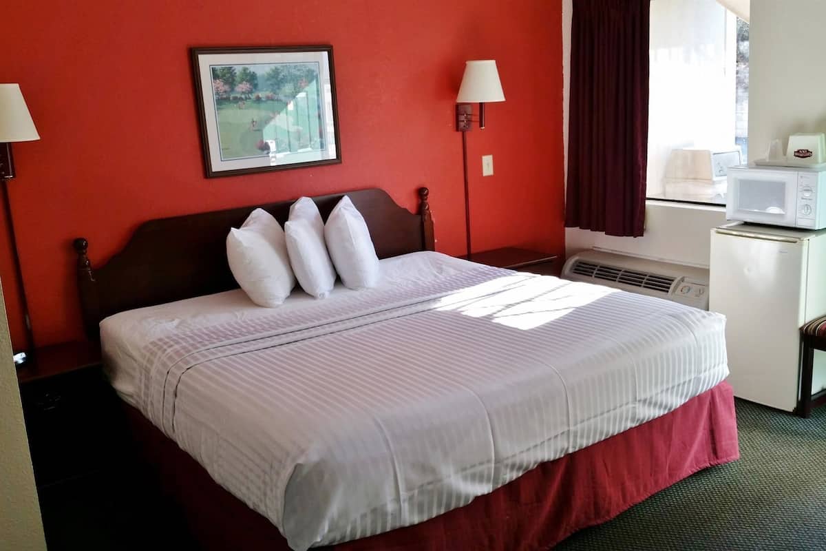 Pillowtop beds, desk, iron/ironing board, free WiFi