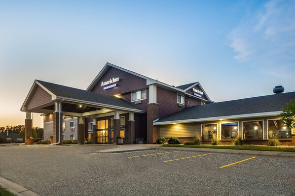A Marriott hotel with a covered entrance, multiple windows, and a parking lot.