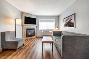 尊贵套房, 1 张特大床, 无烟房 (One-Bedroom Suite) | 办公桌、遮光窗帘、熨斗/熨衣板、免费婴儿床