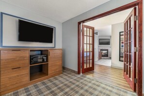 高级套房, 1 张特大床, 无烟房 (One-Bedroom Suite) | 办公桌、遮光窗帘、熨斗/熨衣板、免费婴儿床