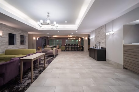 Lobby. La Quinta Inn & Suites by Wyndham Atlanta Stockbridge
