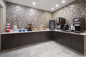 Free continental breakfast - La Quinta Inn & Suites by Wyndham Atlanta Stockbridge (Stockbridge)