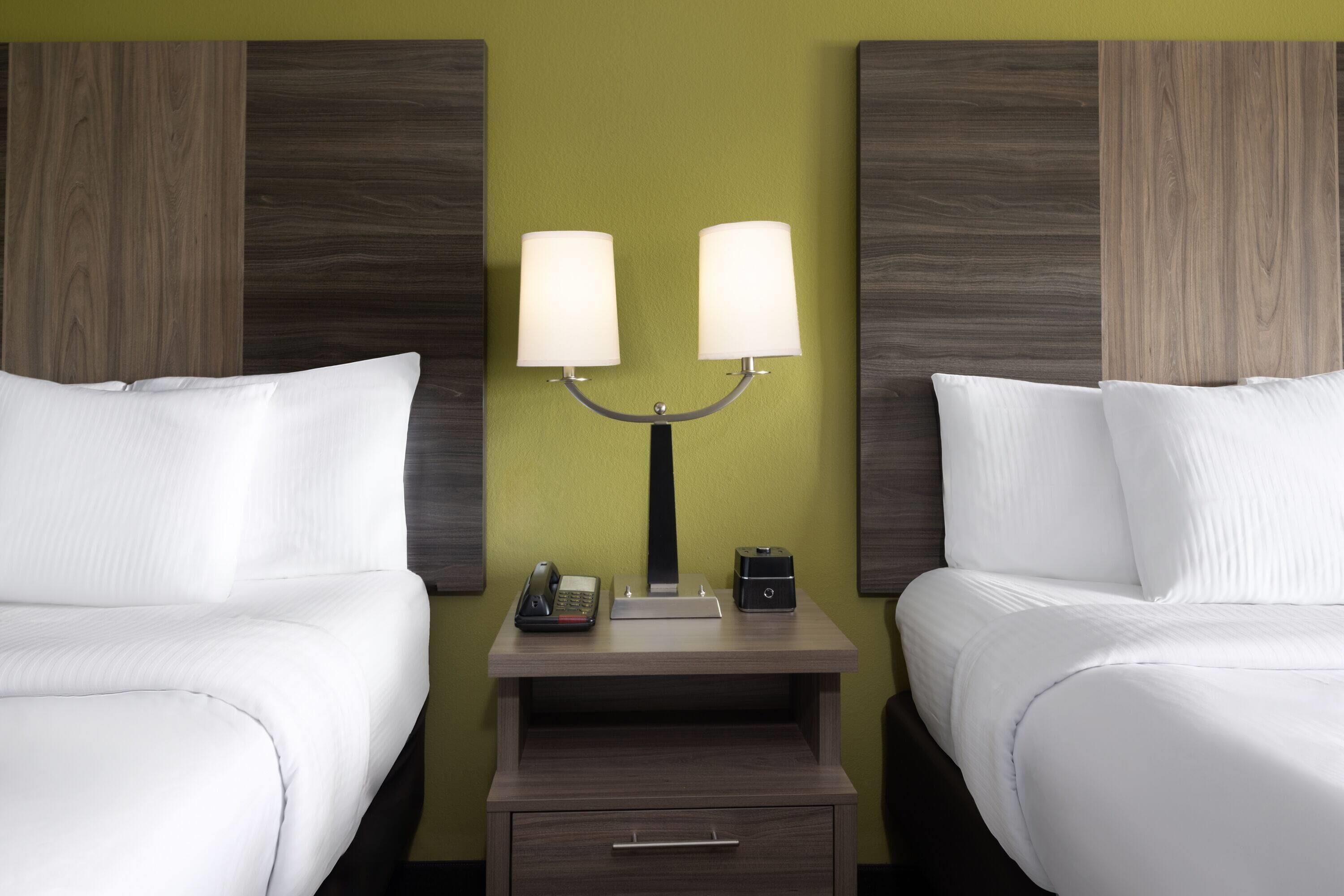 Biancheria da letto di alta qualità, una scrivania, ferro/asse da stiro