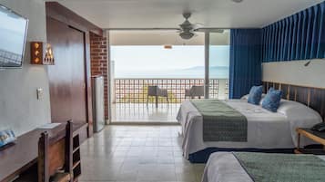 Ropa de cama de alta calidad y caja de seguridad en la habitación