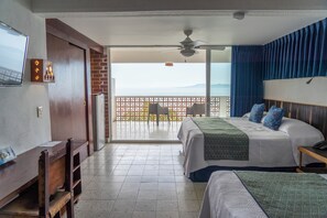 Hochwertige Bettwaren, Zimmersafe, Schreibtisch, Bügeleisen/Bügelbrett
