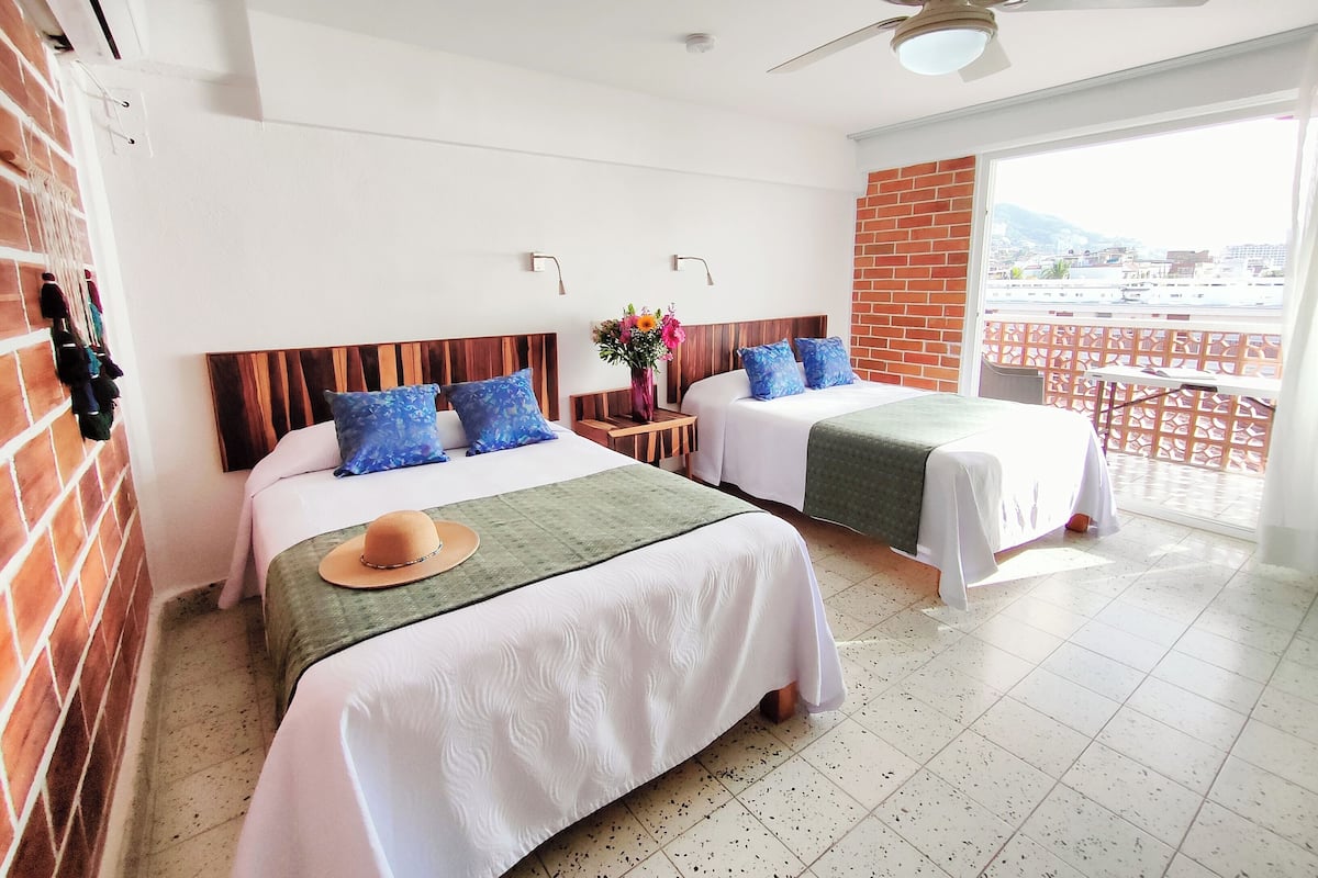 Kamar Standar, 2 Tempat Tidur Double, pemandangan laut sebagian | Seprai premium, brankas, meja kerja, dan setrika/meja setrika