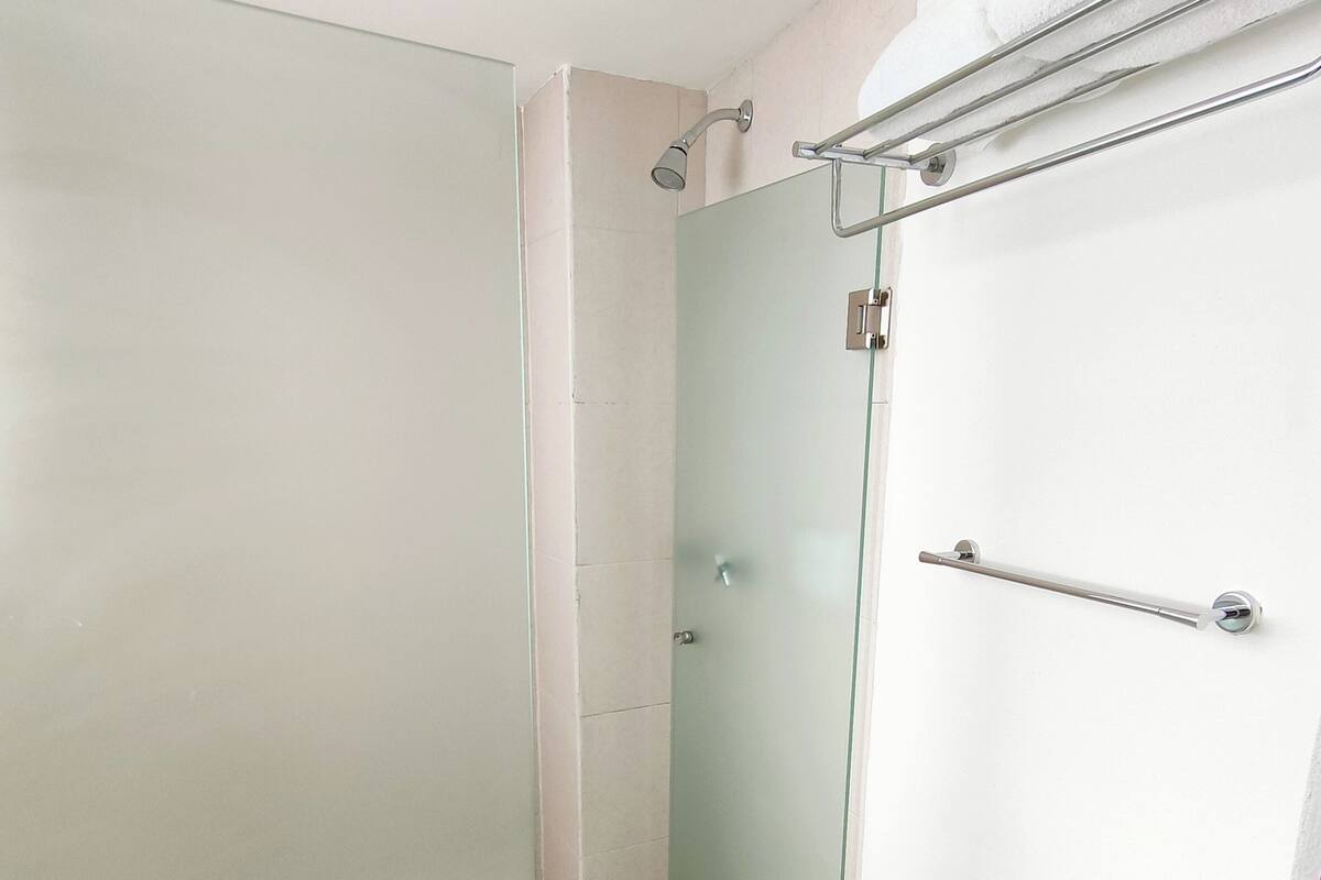 basic room, 1 double bed | bathroom | shower, free toiletries, towels, soap