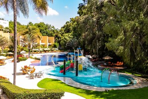 Piscina externa, guarda-sóis