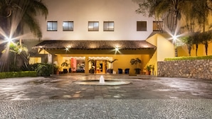 A hotel with a central courtyard, a fountain, and a tiled roof. - Hotel Rancho San Diego Grand Spa Resort (Ixtapan de la Sal)