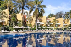 Una piscina al aire libre, sombrillas