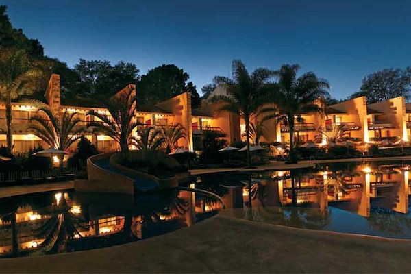 Vista frontal de la propiedad por la tarde o noche