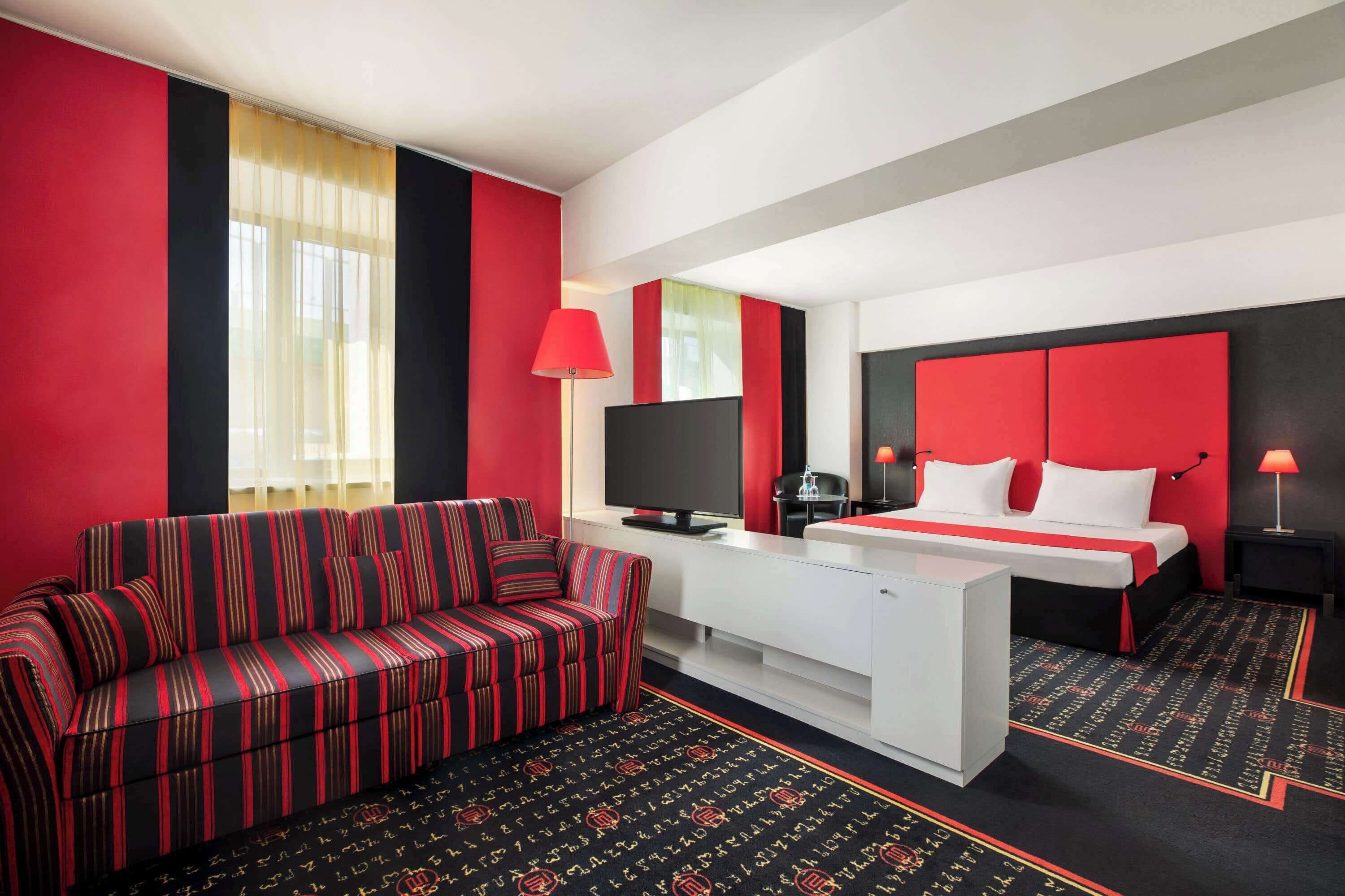 suite | minibar, in-room safe, individually furnished, desk