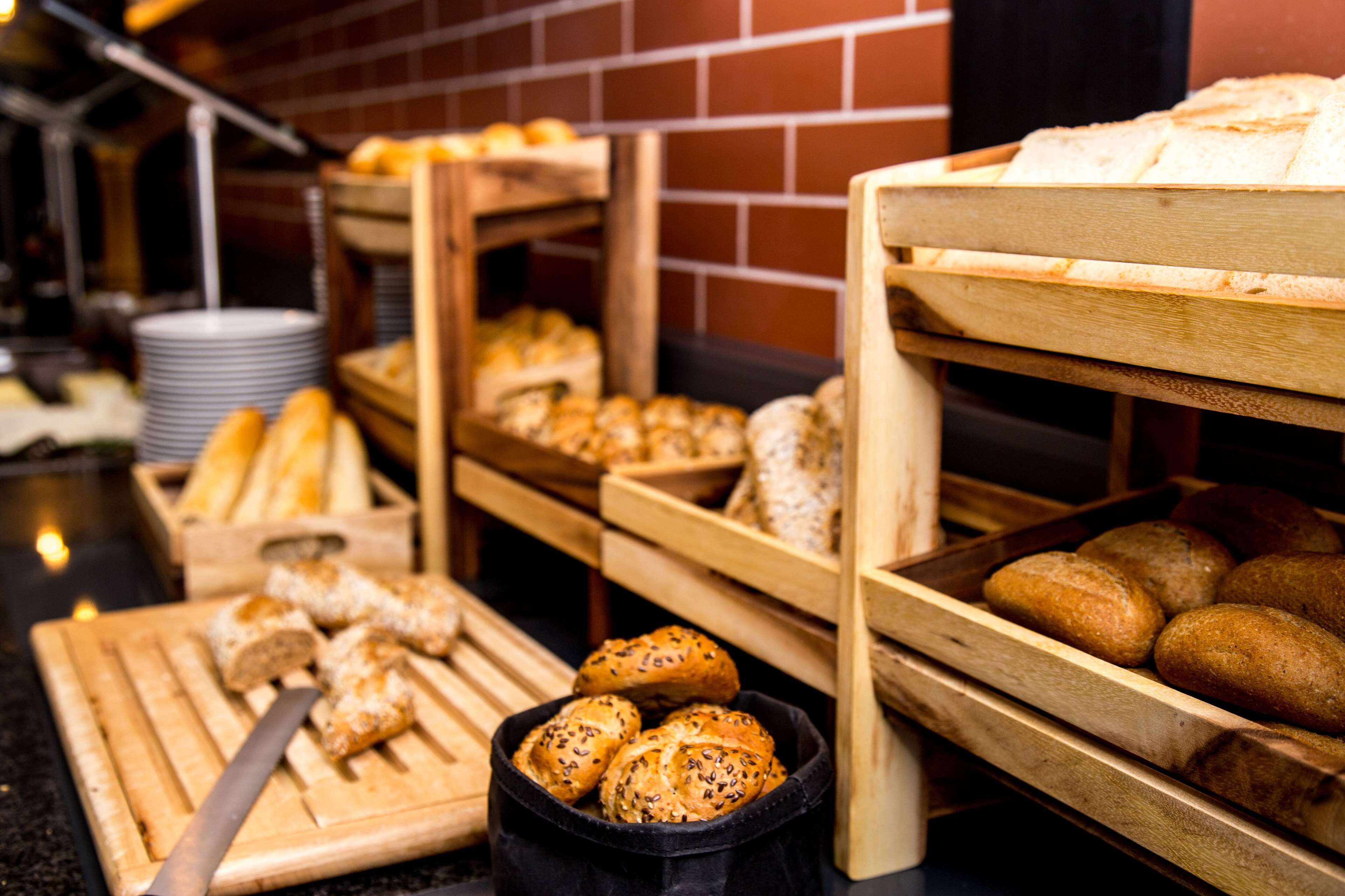 Una vitrina de panadería con distintos tipos de pan y pasteles.