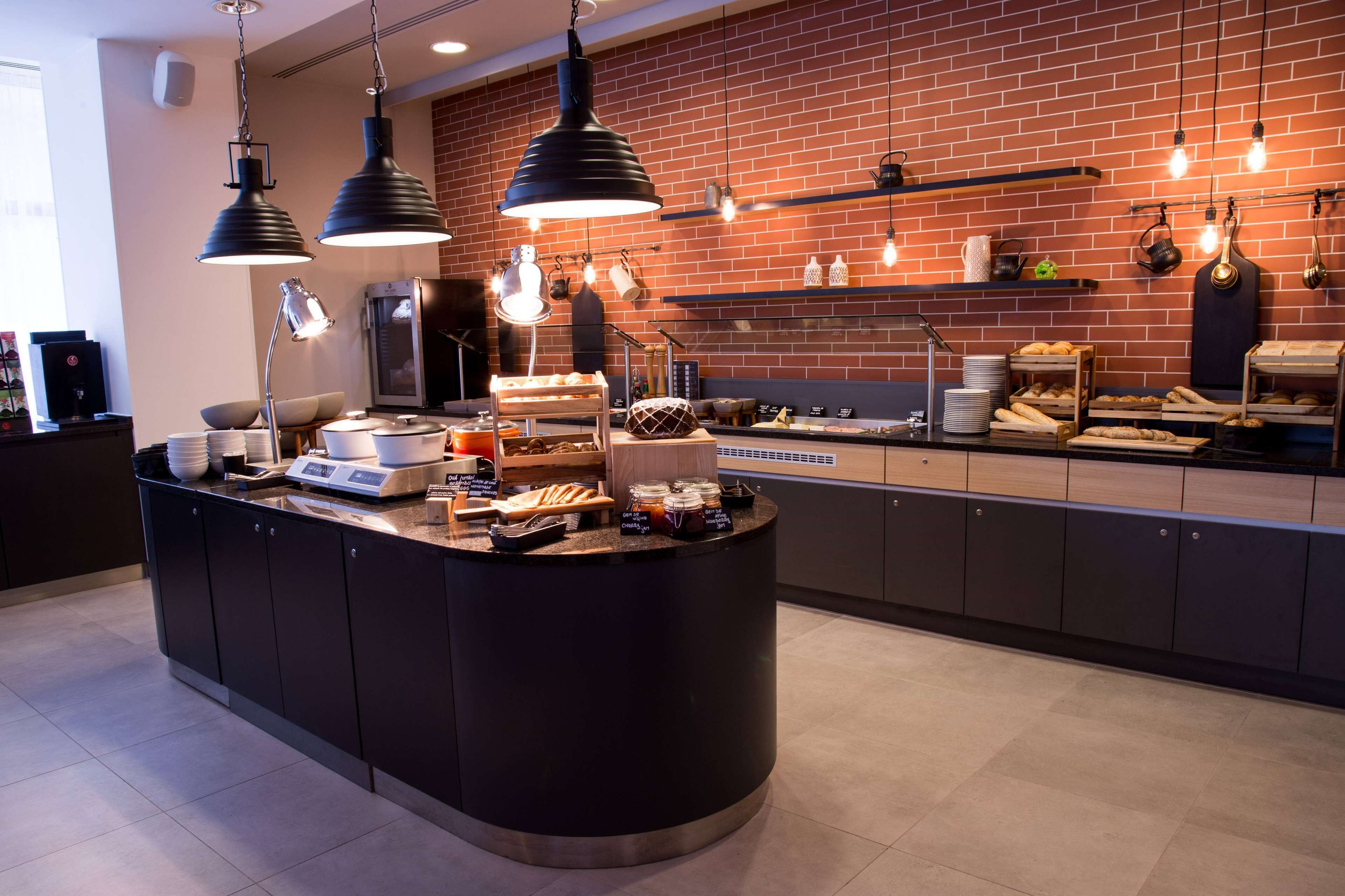 daily buffet breakfast (ron 95 per person)