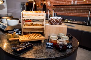 Tägliches Frühstücksbuffet gegen Gebühr