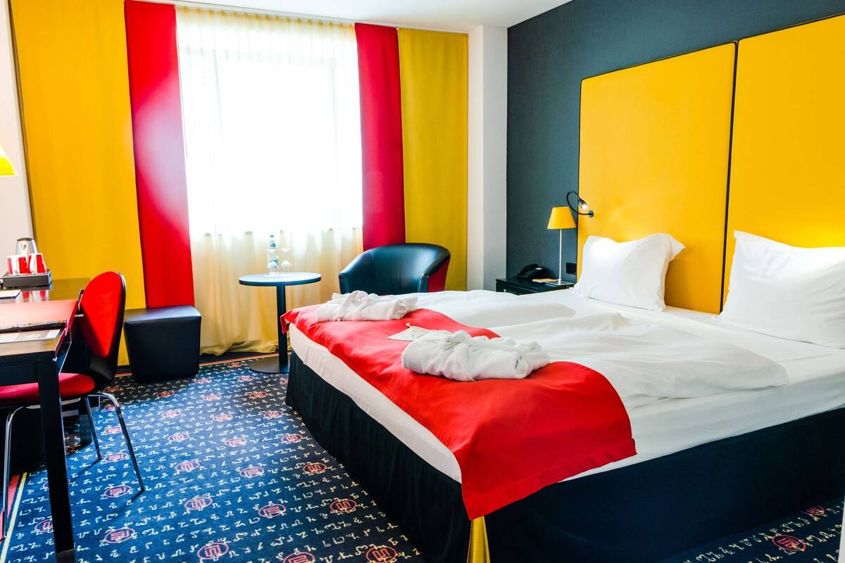 舒適客房 (Plus, 1 King Bed or 2 Twin Beds) | 迷你吧、房內夾萬、書桌、手提電腦工作空間
