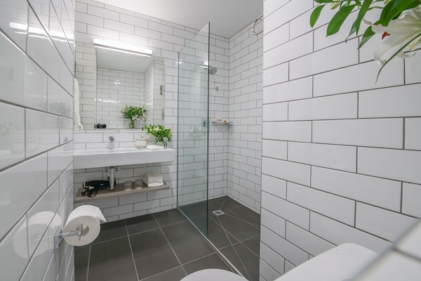 Combined shower/bathtub, free toiletries, hair dryer, towels