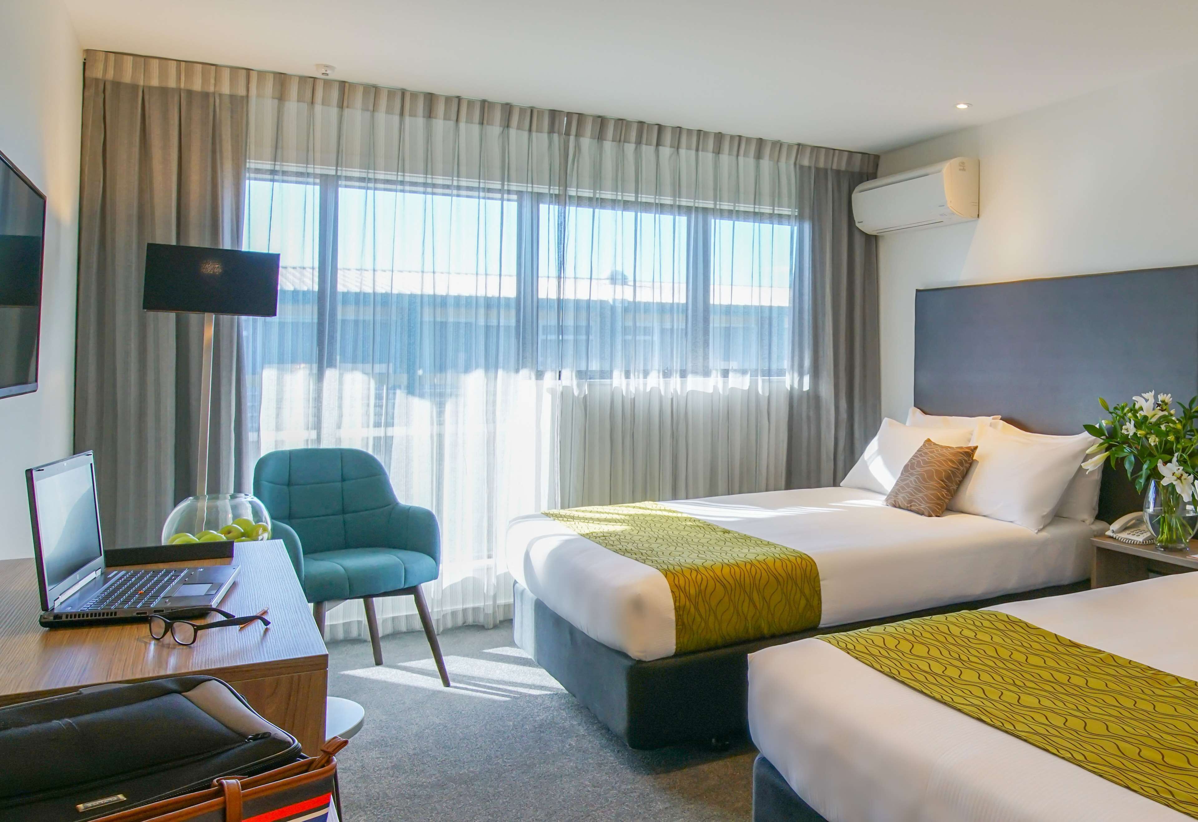 Habitación Deluxe con 2 camas individuales | Caja de seguridad en la habitación y escritorio 