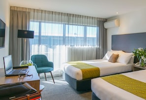 Habitación Deluxe con 2 camas individuales | Caja de seguridad en la habitación y escritorio