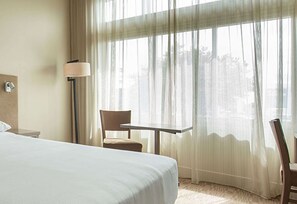 In-room safe, desk, laptop workspace, iron/ironing board - Sudima Christchurch Airport (Christchurch)