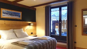 Double Room Mont-Blanc side | In-room safe, desk, iron/ironing board, free WiFi