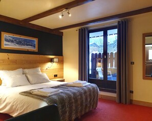 Double Room Mont-Blanc side | In-room safe, desk, iron/ironing board, free WiFi