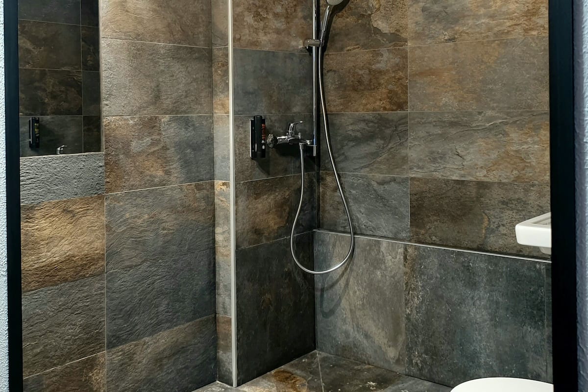 Chambre double à mobilité réduite côté Mont-Blanc / Double Room PMR Mont-Blanc side | Barrierefreies Bad