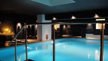 Indoor pool, sun loungers