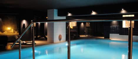 Sisäuima-allas, aurinkotuoleja